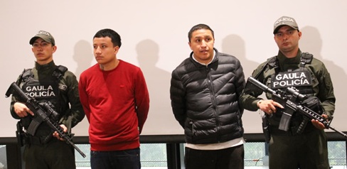 Dos hombres capturados junto a dos policías