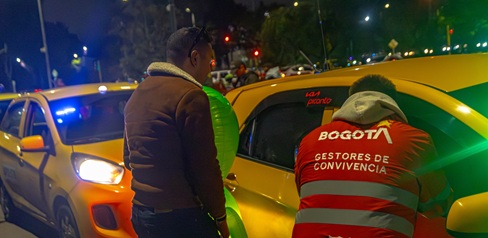 Dos hombres hablando con un taxista