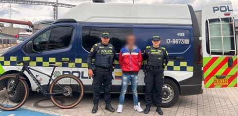 Pretendía escapar en un bus articulado con una bicicleta hurtada y fue capturado en flagrancia