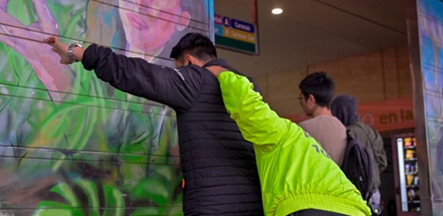 Hombre siendo requisado por un miembro de la policía