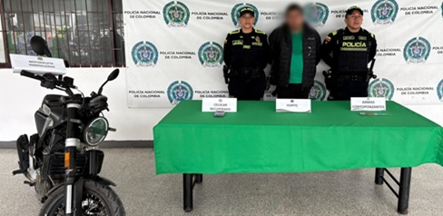 Un hombre capturado junto a dos policías y una moto