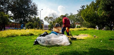 Hombre de pie, junto a un cambuche