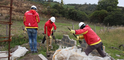 Tres hombres derribando un muro 