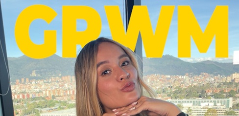 Mujer al lado de una ventana