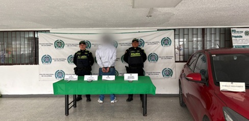 Hombre capturado junto a dos policías y un carro