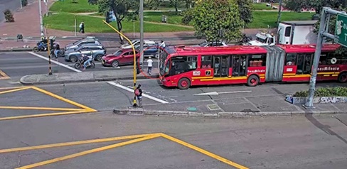 Bus deTransmilenio y carros en una calle