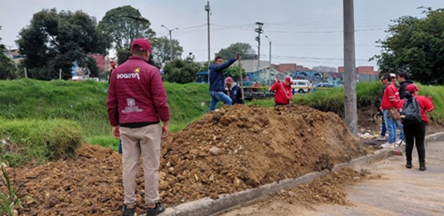 Gestores del orden removiendo tierra