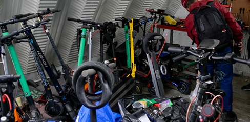 Ocultas en la oficina de un parqueadero y en un taller de mantenimiento: así fueron incautadas en la Calle 13 dos patinetas eléctricas hurtadas