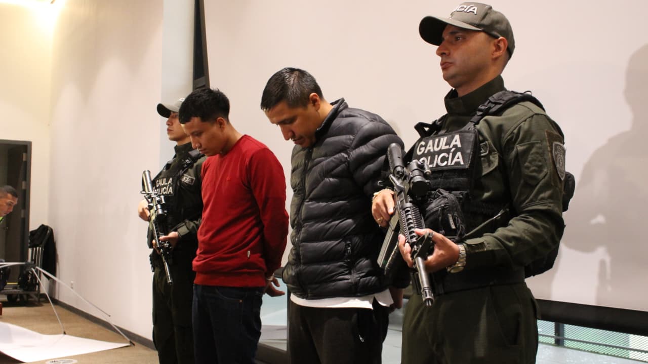 Dos hombres capturados junto a dos policías