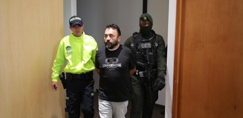 Un hombre capturado junto a dos policías 