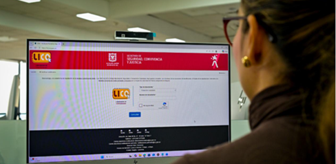 Mujer mirando una pantalla de computador