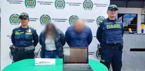 Dos personas capturadas junto a dos policías