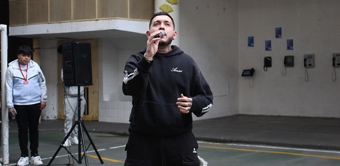 Un hombre cantando con un micrófono