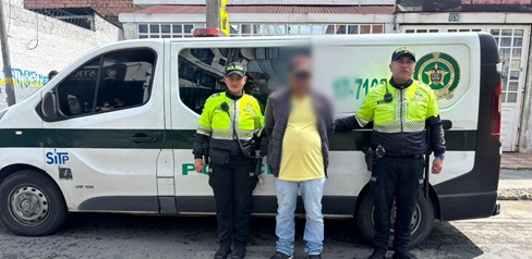 Un hombre capturado junto a dos policías 
