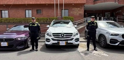 Carros recuperados junto a dos policías