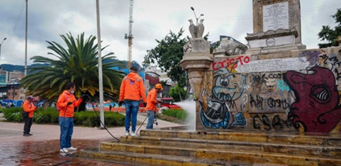 Con palas, escobas y detergente en mano: así fue la recuperación y limpieza del espacio público en el Voto Nacional