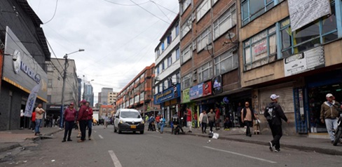 Hombres y mujeres transitando por la calle