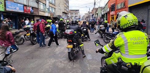 Varias personas y policía en la calle