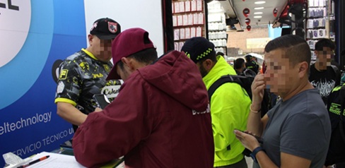 En el sector de la Calle 13 fueron incautados 122 celulares hurtados en Perú y se aprehendieron 40 mil accesorios