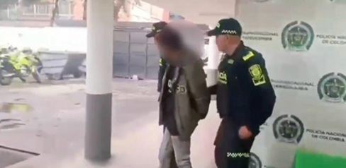 Hombre capturado junto a un policía