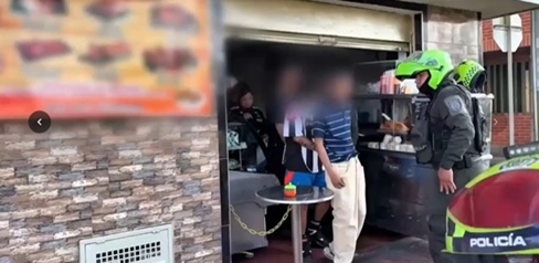 Varias personas y un policía en la calle