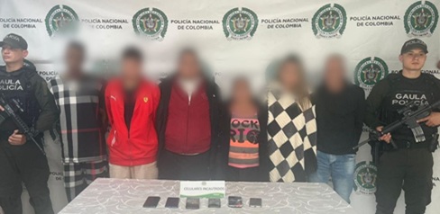 Banda de seis extorsionistas junto a dos policías