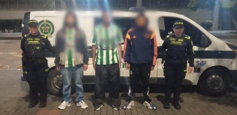 Tres capturados tras intimidar a un hincha para hurtarle la camiseta en un bus del sistema de transporte público