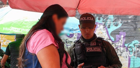 Mujer hablando con un policía