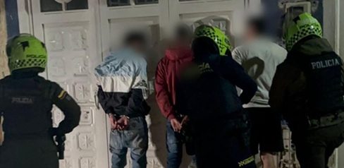 Tres hombres siendo capturados por tres policías