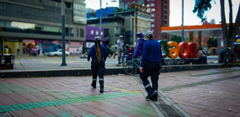 Personas caminando por un parque