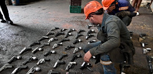 Pistolas traumáticas, cuchillos y tambos: así fueron destruidas más de 170 mil armas incautadas en Bogotá