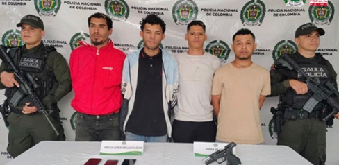 Cuatro hombre capturados con dos policías