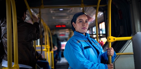 ‘Mi hijo me dice que tenga cuidado’: la historia de Catalina, una guardia antievasión de Transmilenio