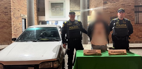 Un hombre capturado junto a dos policías 