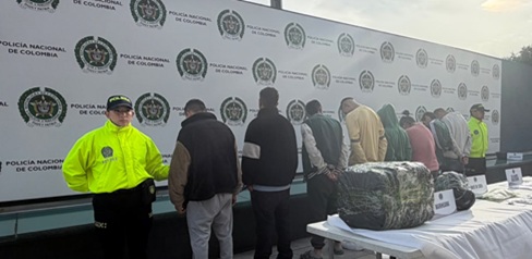 Ocho personas capturadas junto a dos policías