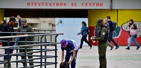 Varias personas en una calle