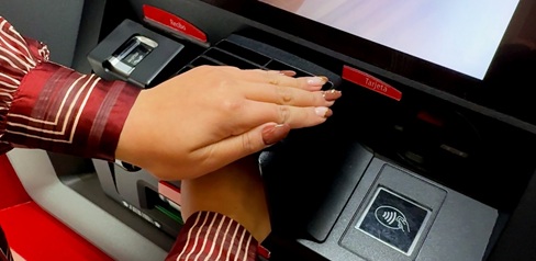 Manos de una persona en un cajero automático