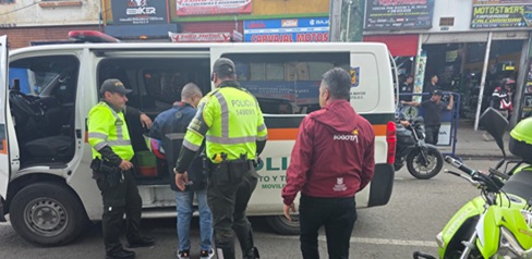 Un hombre capturado junto a dos policías 