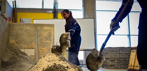 Aprendiendo de construcción sostenible: la historia de Deisy Quevedo, una mujer pospenada que ahora tiene la vida lejos de las calles y el delito