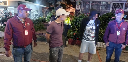 Dos hombres capturados junto a dos policías