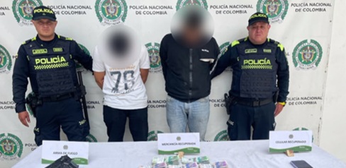 Dos hombres capturados junto a dos policías