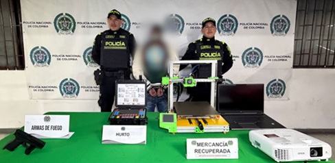 Un hombre capturado junto a dos policías 