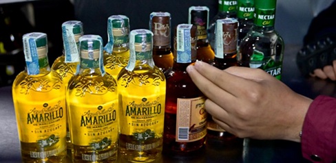 Autoridades hallaron botellas de licor adulterado listas para la venta en bar del Santa Fe