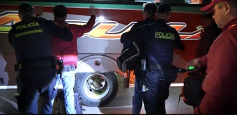 Dos policías requisando a dos hombres