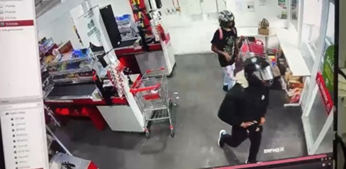Dos hombres intentando asaltar un supermercado