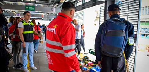Refuerzan controles a vendedores informales en la Troncal Caracas de TransMilenio