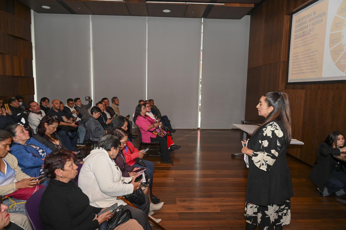 Diálogo ciudadano. En la foto hace presencia el subsecretario de Seguridad junto a la comunidad