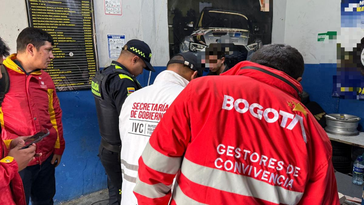 Según las denuncias, estos delincuentes recorren las vías de Bogotá en moto y en un semáforo en rojo o un trancón aprovechan el momento para colocar, ‘pitos’, puntillas y clavos sobre la vía afectando las llantas de los vehículos que transitan por allí para después recomendar que vayan a establecimientos específicos en donde se realizan cobros excesivos.   En los operativos se realiza Inspección, Vigilancia y Control a estos establecimientos comerciales y se le recuerda a los dueños y administradores que en el Código Nacional de Policía en su numeral 16 del artículo 92 se establece que “es una conducta contraria a la convivencia desarrollar la actividad económica sin cumplir cualquiera de los requisitos establecidos en la normatividad vigente”.  Esto significa que, si una persona o empresa realiza una actividad económica sin obtener las licencias, permisos u otros requisitos legales necesarios, está incurriendo en una conducta que es sancionada.   La Secretaría de Seguridad reitera el llamado a la ciudadanía a reportar cualquier situación relacionada con los ‘pinchallantas’ a la Línea 123 y denunciar los puntos donde estarían operando para poder judicializarlos.