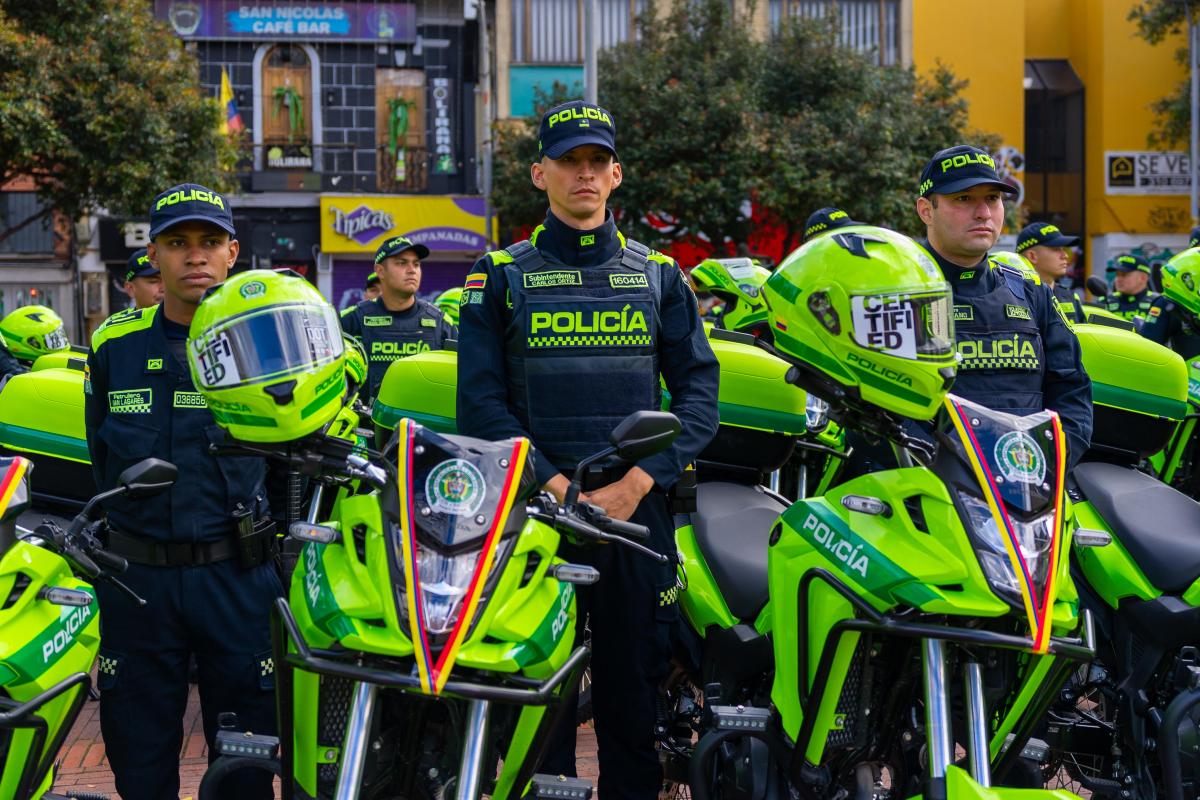 Entrega de motocicletas a la Policía
