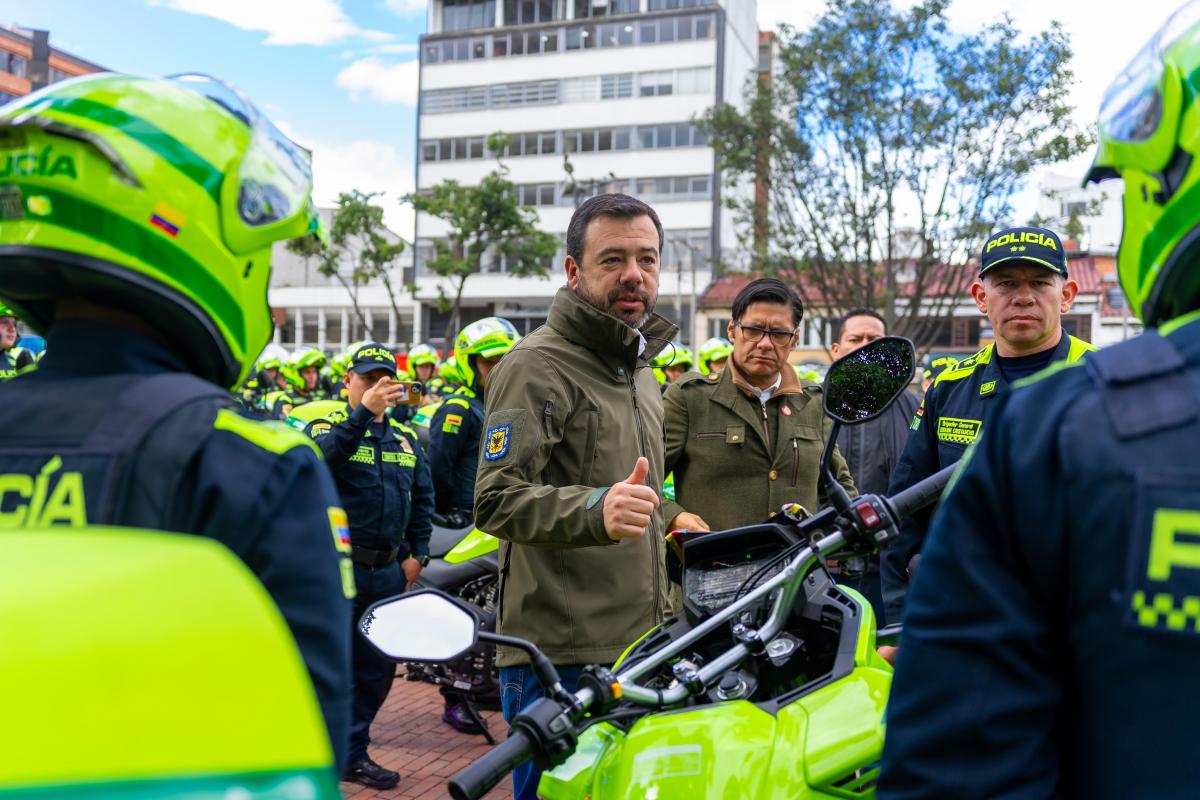 Alcalde entregando motocicletas